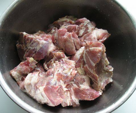 土豆炖排骨步骤1