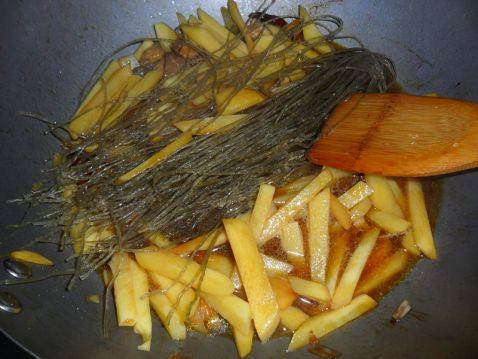 猪肉土豆炖粉条步骤7