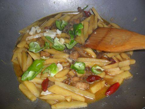 猪肉土豆炖粉条步骤8