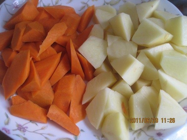 家常土豆炖胡萝卜步骤1