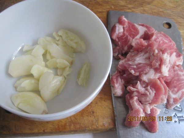 家常土豆炖胡萝卜步骤2