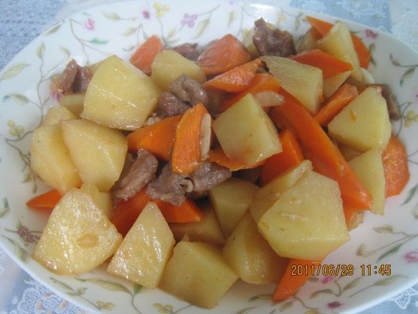 家常土豆炖胡萝卜步骤5
