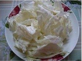 白菜炖冻豆腐步骤1