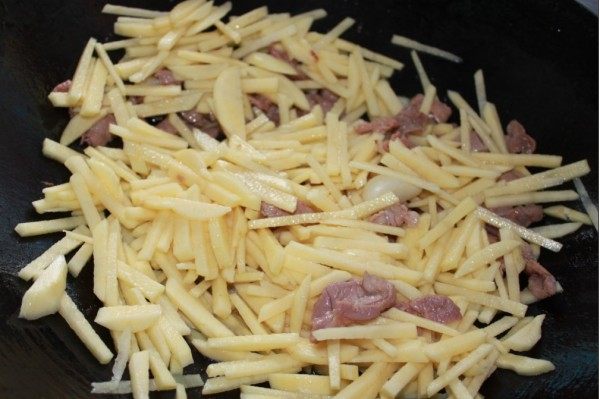 猪肉炒土豆丝 步骤4