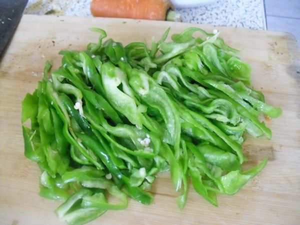 辣椒炒肉丝步骤2