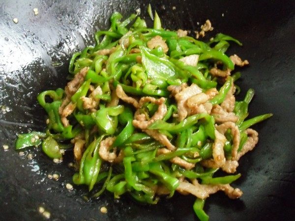 辣椒炒肉丝步骤7