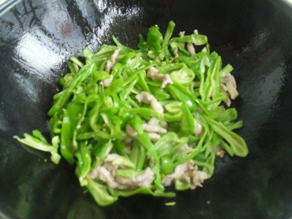 辣椒炒肉丝步骤6