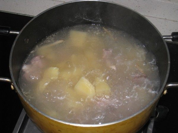 土豆排骨汤步骤3