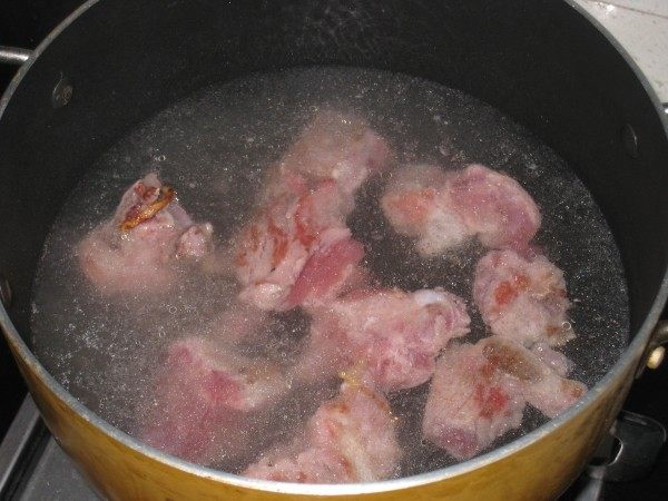 土豆排骨汤步骤2