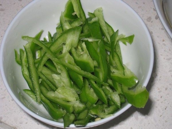 猪油渣炒土豆青椒丝[步骤2