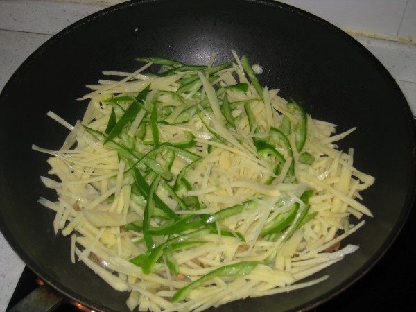 猪油渣炒土豆青椒丝[步骤4
