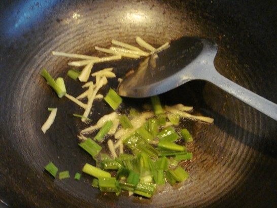 酸菜炒牛肉步骤3