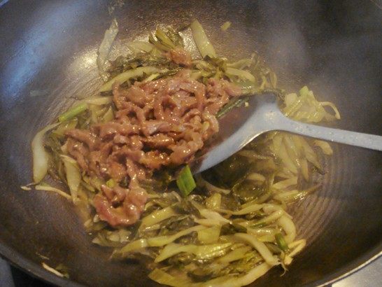 酸菜炒牛肉步骤5