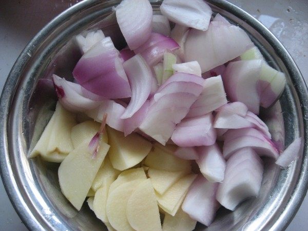 土豆炒洋葱步骤2