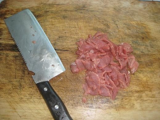 牛肉炒蒜苗步骤1