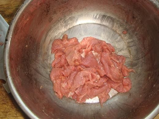 牛肉炒蒜苗步骤2