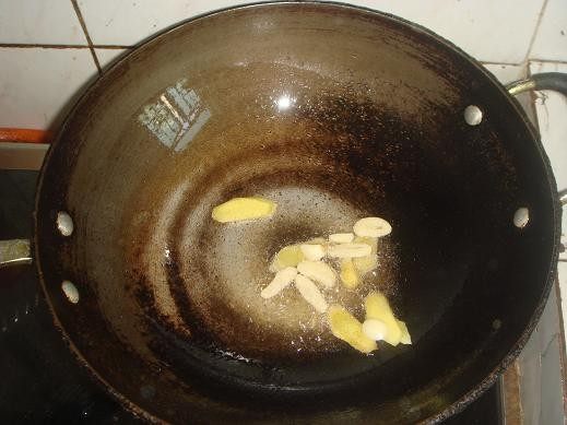 牛肉炒蒜苗步骤3