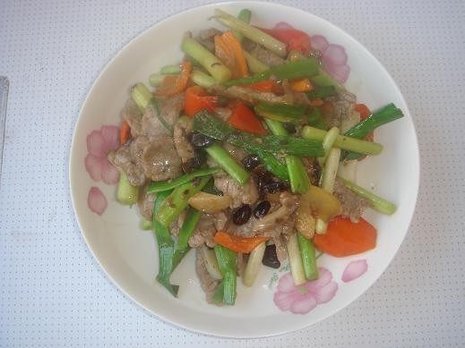 牛肉炒蒜苗步骤5
