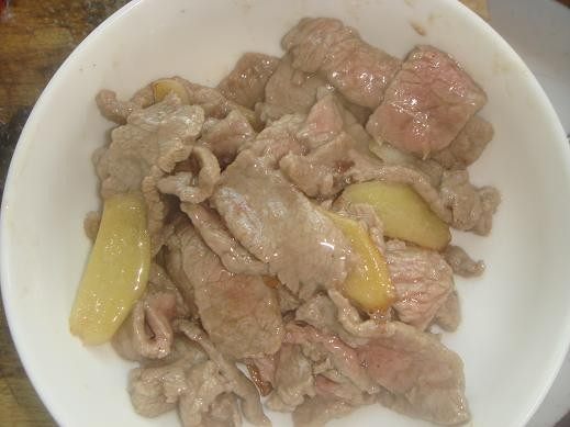 牛肉炒蒜苗步骤4