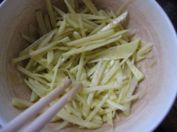 奶香土豆丝步骤2