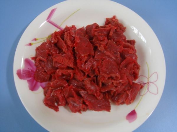 泡椒莴笋炒牛肉步骤1