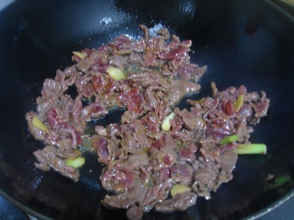 泡椒莴笋炒牛肉步骤6