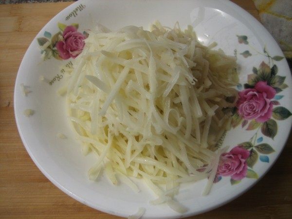 芹菜叶土豆汤步骤2