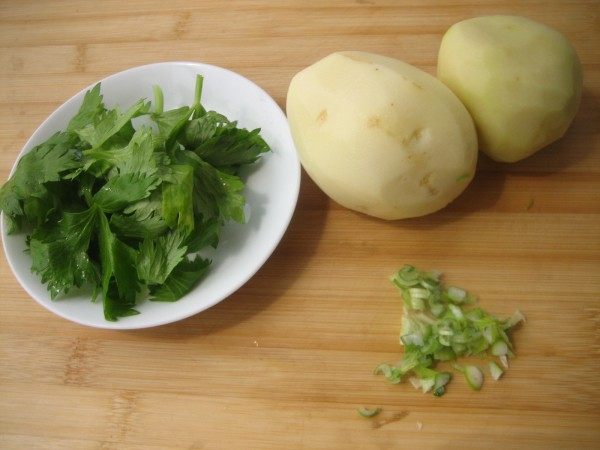 芹菜叶土豆汤步骤1
