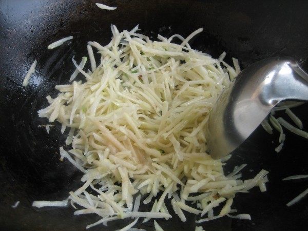 芹菜叶土豆汤步骤4