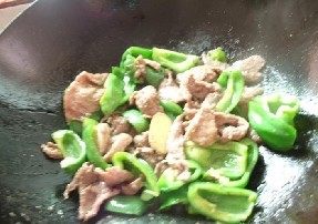 青椒牛肉步骤6