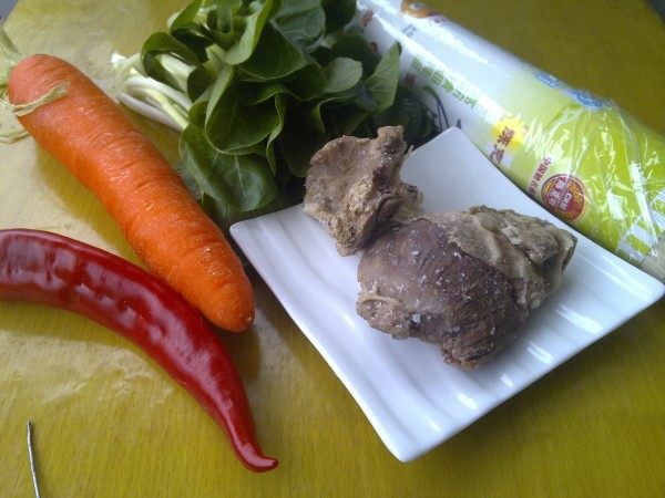 什锦羊肉炒面步骤1