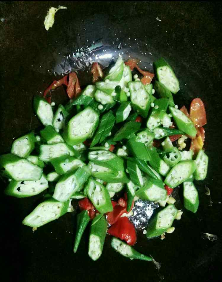 秋葵炒鸡蛋步骤5