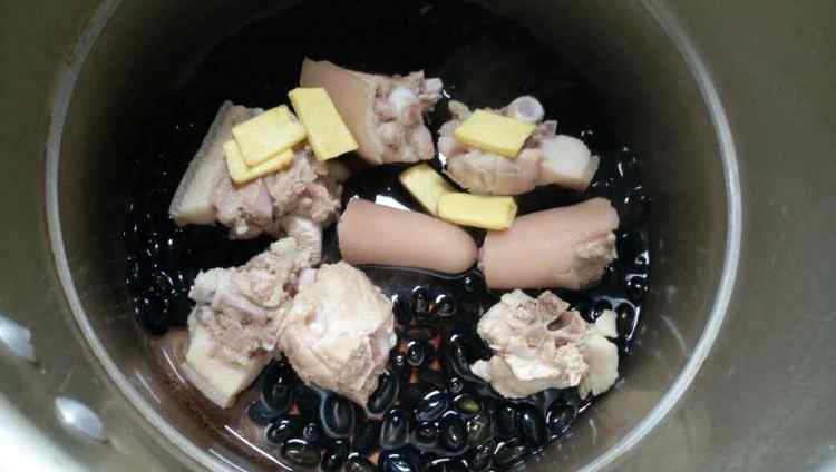 黑豆炖猪尾步骤8