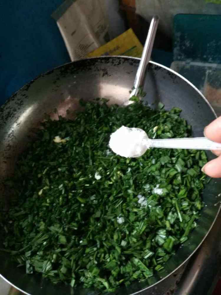 韭菜鸡蛋馅饼步骤6