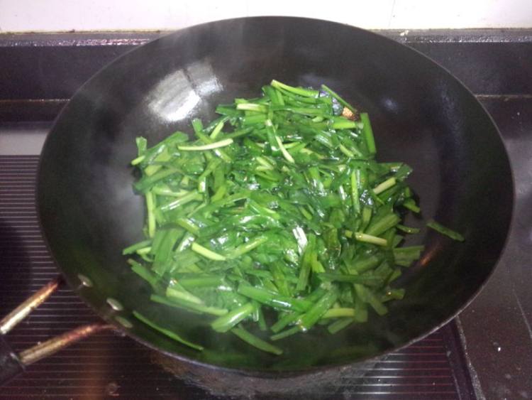 麻辣香肠炒韭菜步骤4