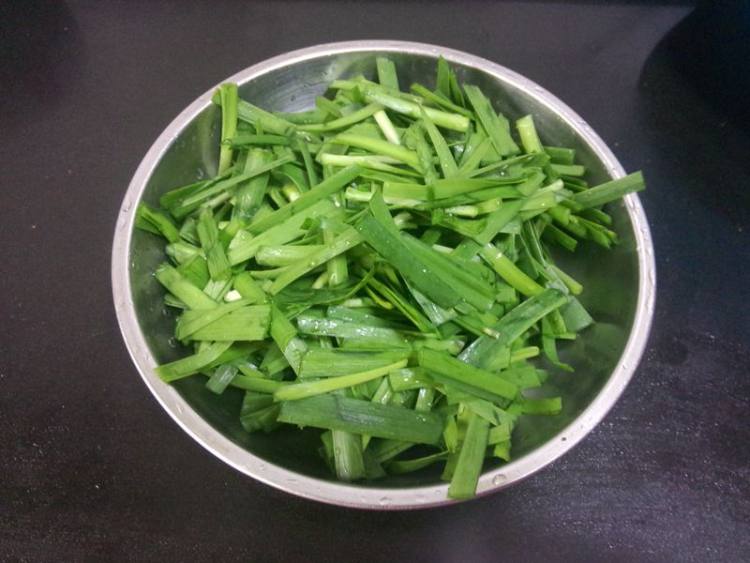 麻辣香肠炒韭菜步骤2