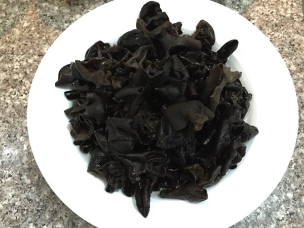 凉拌芥末木耳步骤1