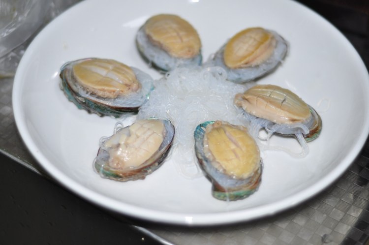 鲍鱼蒸粉丝步骤7