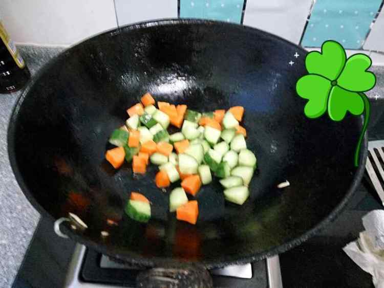 清炒腰果虾仁步骤6