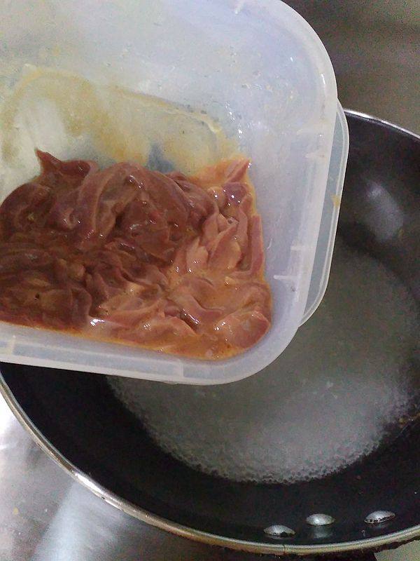 红萝卜洋葱炒猪腰步骤4