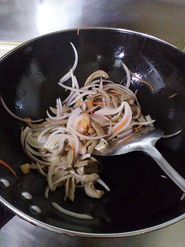 红萝卜洋葱炒猪腰步骤6