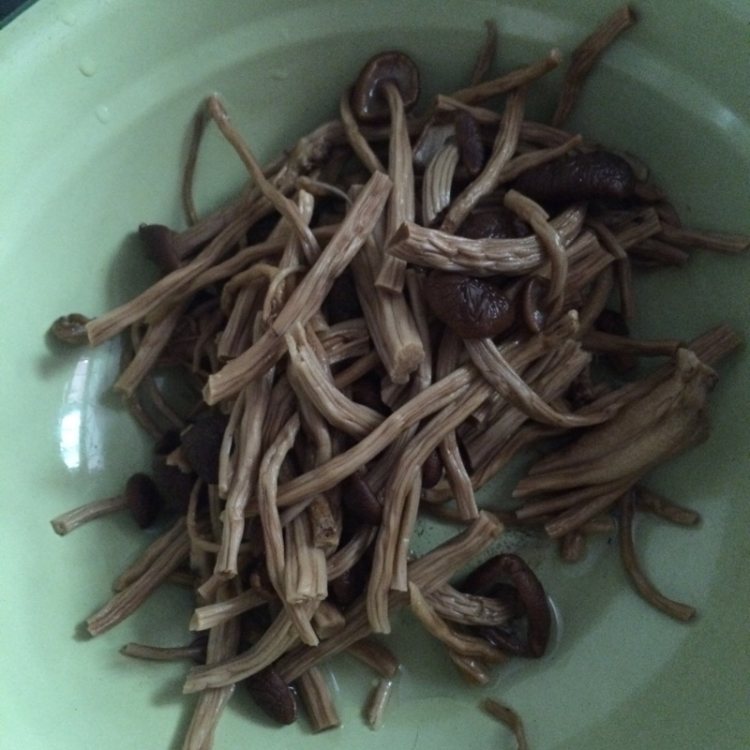 茶树菇炖鸭汤步骤2