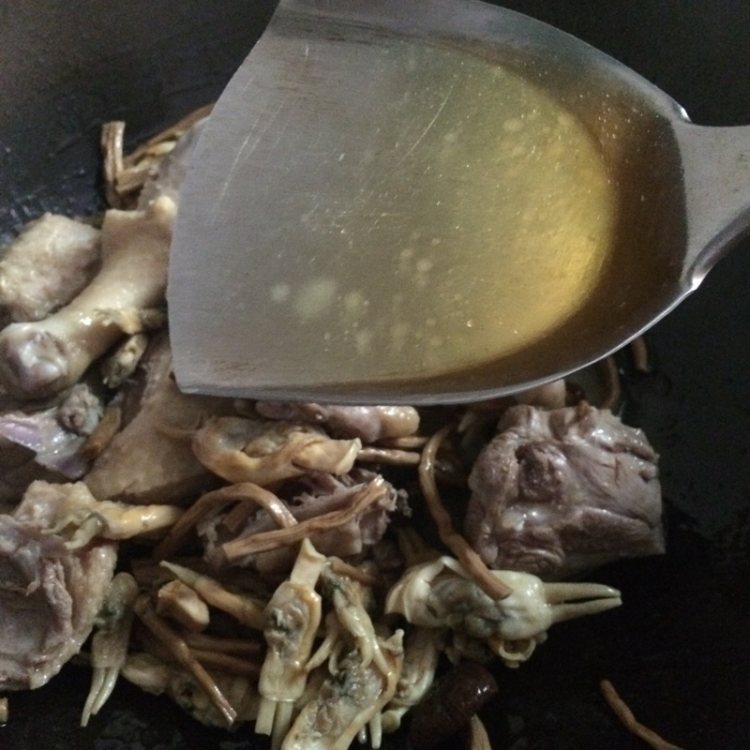 茶树菇炖鸭汤步骤7