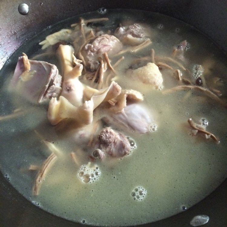 茶树菇炖鸭汤步骤8