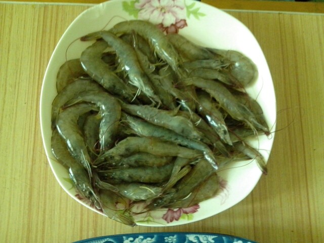 青椒爆虾步骤1