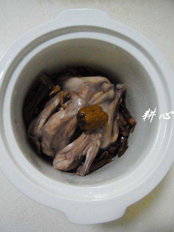 松茸炖山鸟步骤4