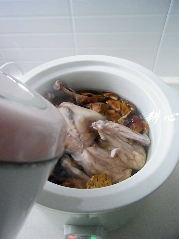 松茸炖山鸟步骤5