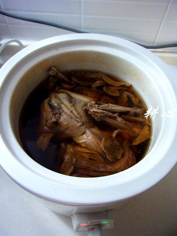 松茸炖山鸟步骤7