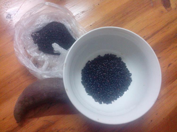 紫薯黑米芝麻糊步骤1