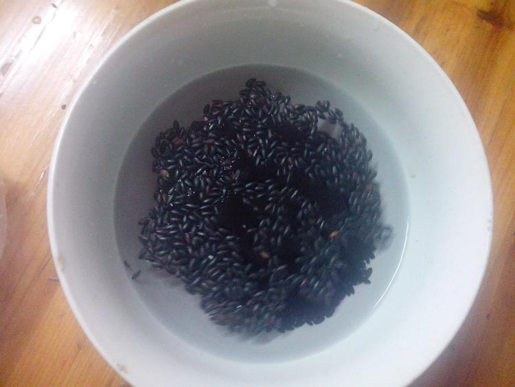 紫薯黑米芝麻糊步骤2